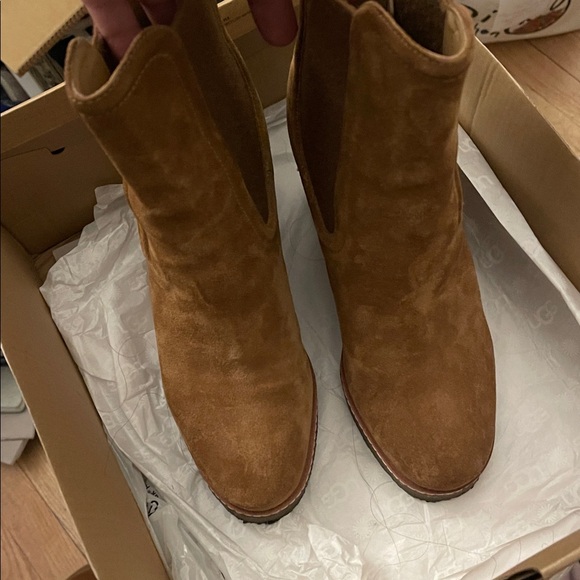 SOLD OUT. Veronica Beard Aari Suede Waterproof Chelsea Wedge. - Picture 2 of 10